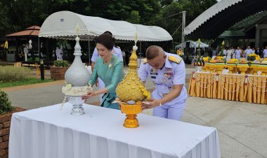 ผบ.กร. ว่าที่ ผบ.ทร.บวงสรวงสักการะพระพุทธรูปแกะสลัก หน้าผาเขาชีจรรย์ เทศกาลแห่โคม ชมพระฉาย สืบสายศิลป์ ฯ