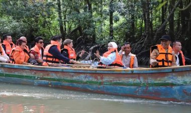 ดร.หม่อมหลวงสราลี กิติยากร -ผู้ว่าฯปัตตานี ล่องเรือชาวประมงพื้นบ้านเที่ยวสัมผัสวิถีชีวิตชมแสงแรกกลางอ่าวปัตตานี