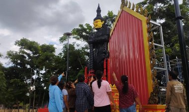 คอหวยชาวอุทัยธานีแห่ขอโชคลาภท้าวเวสสุวรรณ์สายเขมรร่างสีดำหน้าสีทองอายุกว่า 1 พันปี