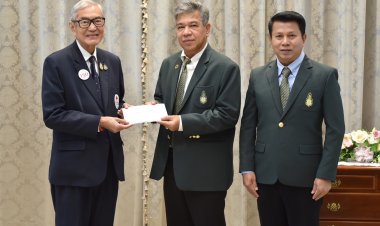 “วปอ. - สถาบันพระปกเกล้า” มอบเงินฟุตบอลประเพณี ”รักเมืองไทย” เพื่อสนับสนุนในการขับเคลื่อนภารกิจสภากาชาดไทย