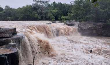 ฝนตกหนักบนเทือกเขาภูแลนคาชัยภูมิ 3 วันติด น้ำป่าไหลหลากผ่านน้ำตกตาดโตดแรงงดลงเล่นน้ำ