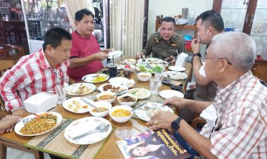 “ผู้กำกับโอ๋ แม่สอด ” พบสื่อมวลชน – พร้อมมอบชุดเครื่องแบบ สายตรวจเเละจราจรแบบใหม่ ให้กับข้าราชการตำรวจ สภ.แม่สอด ครั้งที่ 2.