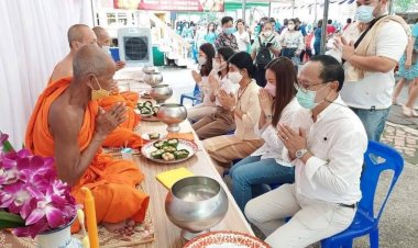 หนึ่งเดียวในประเทศไทย!“ประเพณีตักบาตรขนมครก-น้ำตาลทราย”จังหวัดสมุทรสงคราม