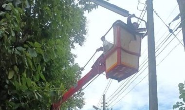 จ.ป.ส. สท.มอไซค์ลุยแก้ไขไฟฟ้าดับ ให้ชาวบ้าน นครแม่สอด