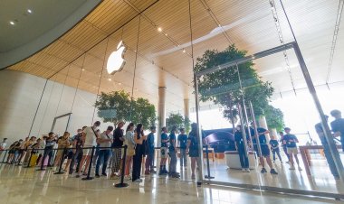 ทะลักแห่เข้าคิวซื้อไอโฟน 15 ที่แอปเปิล สโตร์ ไอคอนสยาม