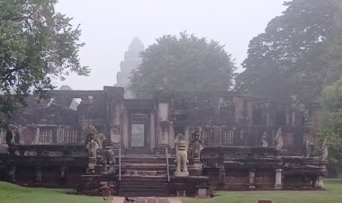 ตื่นตาตื่นใจ!หมอกลงหนาแผ่ปกคลุมเมืองพิมายคล้ายเข้าสู่หน้าหนาว