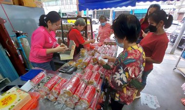 นทท.มาเลเซีย แห่ซื้อขนมไหว้พระจันทร์ ร้านเก่าแก่เมืองเบตงดันยอดขายพุ่ง