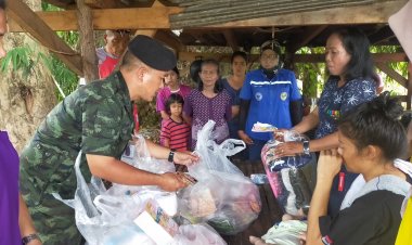 จิตอาสานราธิวาส คนไทยไม่ทิ้งกัน ร่วมทำความดี มอบถุงช่วยเหลือเด็กพิการ