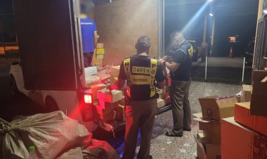 ตำรวจสกัดจับกุมหนุ่มลักลอบขนบุหรี่เถื่อนยึดของกลางกว่า 16,610 ซอง