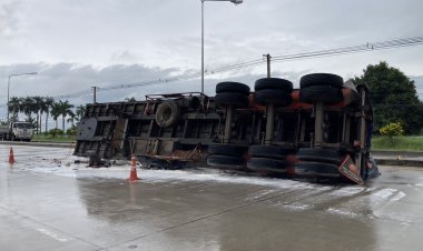 ระทึก!ลูกพ่วง 22 ล้อหลุดพลิกคว่ำมันเทกระจาดเกลื่อนถนน