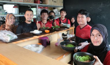 "เตี๋ยวเรือบ้านแม"น้ำแซ่ป สูตรลับเฉพาะ ยอดทะลุจักรวาลกว่าล้านต่อเดือน