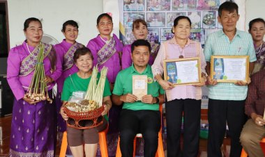 อบจ.พิจิตรชื่นชมผู้สูงอายุรพ.สต.บ้านบ่อปิ้งเกลือใช้ภูมิปัญญานำสมุนไพรชงแช่เท้าเพื่อสุขภาพ