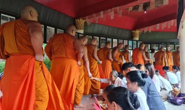 ตักบาตรน้ำผึ้ง บุญโอสถอุดมโชคลาภ ประเพณีชาวไทยรามัญ