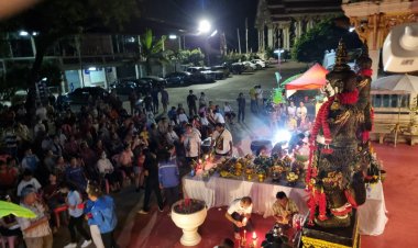 วันสารทลาวแห่ทำบุญบวงสรวงขอโชคท้าวเวชสุวรรณวัดม่วงขาวแก้วพิกุลคึกคัก