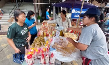 คนเบตงแห่จับจ่ายเลือกซื้อขนมทำบุญรับตายายสารทเดือนสิบคึกคัก