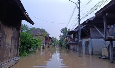ฝนถล่มจมชุมชนตลาดเก่าแก่กบินทร์บุรี 100 ปีเดือดร้อน 50 ครัวเรือน