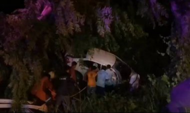 สาวเมาซิ่งเก๋งรถเสียหลักแหกโค้งพุงชนแผงเหล็กกั้นตกคลองหวิดดับ