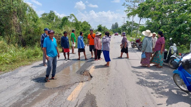 ชาวบ้านเมืองกรุงเก่ารวมตัวร้องรัฐซ่อมแซมถนนหลังวัดจอมเกษ-สะพานวังช้างพังชำรุดไร้แก้ไขนับสิบปี