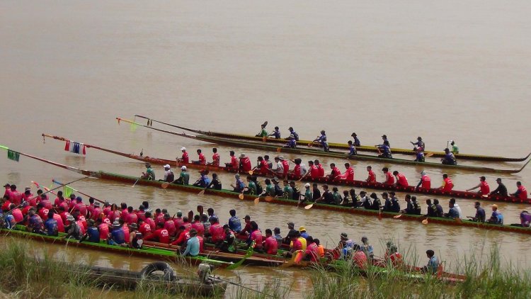 เทศบาลตำบลชะโนดเมืองมุกดาหารระเบิดศึกแข่งเรือประเพณีชิงเงินรางวัลกว่า 5 หมื่นบาท