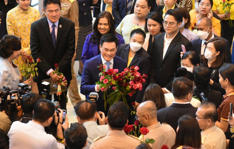 “จุรินทร์”อำลากระทรวงพาณิชย์ด้วยรอยยิ้ม ท่ามกลางดอกไม้และกำลังใจ ขอให้ขรก.ยืนหยัดในเกียรติยศ ศักดิ์ศรีและความซื่อสัตย์