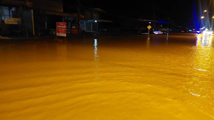 ฝนถล่มอำนาจเจริญท่วมฉับพลันถนนสายหลักเส้นไปอำเภอปทุมราชวงศาการสัญจรไปมาลำบาก