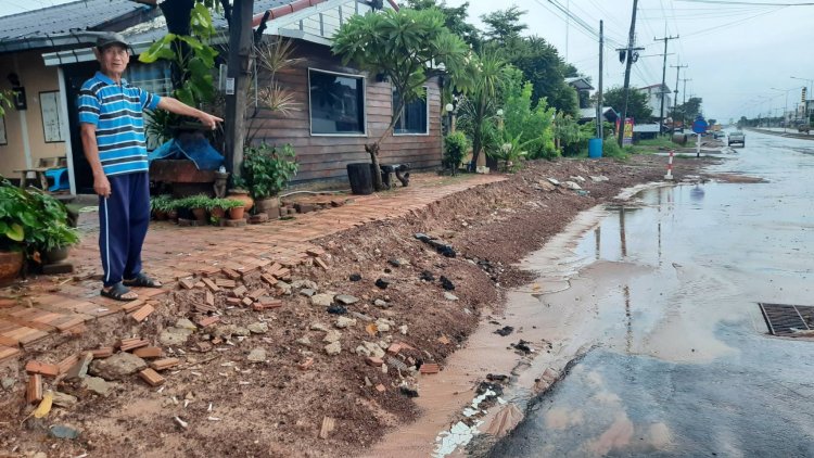 ฝนถล่มอำนาจเจริญ 2 วันซ้อน น้ำท่วมขังถนนกำลังก่อสร้าง 4 เลน สูงกว่า 40 ซม. ทำการจราจรไปมายากลำบาก