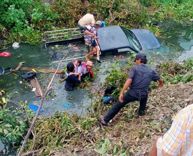 ระทึก!คนขับรถรับส่งนักเรียนเมาปลิ้น ขับรถตกคลองข้างทางจมน้ำครึ่งคัน 10 ชีวิตหวิดดับ