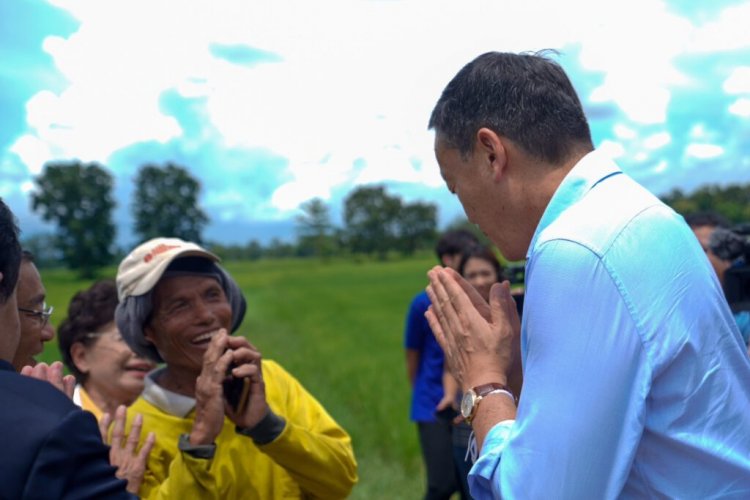 นายกฯ"เศรษฐา"ลงพื้นพูดคุยกับชาวนาหาหนทางลดรายจ่าย-เพิ่มรายได้เกษตรกร