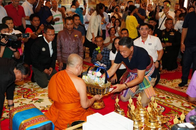 ‘นายกฯ’กราบ “หลวงพ่อพระใส”พระคู่เมืองหนองคาย ย้ำ‘ลดค่าไฟ-ค่าน้ำมัน-หนี้สิน’