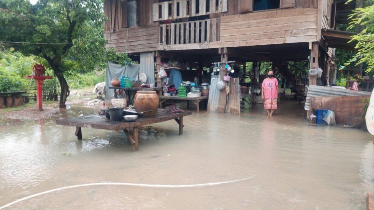 คนท้ายเขื่อนสำลักน้ำ!ชลประทานอำนาจเจริญระบายน้ำอ่างพุทธยานเอ่อท่วมบ้านเรือน-นาข้าวล่ม