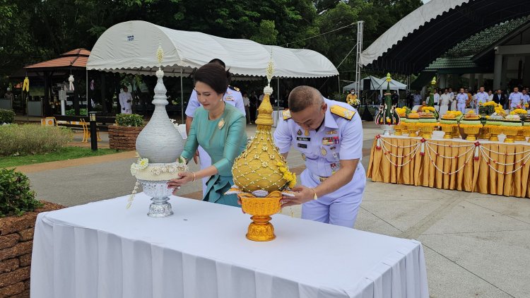 ผบ.กร. ว่าที่ ผบ.ทร.บวงสรวงสักการะพระพุทธรูปแกะสลัก หน้าผาเขาชีจรรย์ เทศกาลแห่โคม ชมพระฉาย สืบสายศิลป์ ฯ