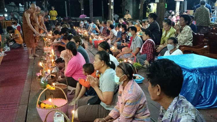 ชาวกบินทร์บุรีสืบสานบุญข้าวประดับดินสิ้นเดือน 9 ไทยทำบุญอุทิศส่วนกุศลให้แก่ผู้ล่วงลับ