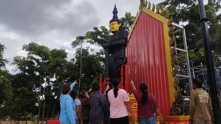 คอหวยชาวอุทัยธานีแห่ขอโชคลาภท้าวเวสสุวรรณ์สายเขมรร่างสีดำหน้าสีทองอายุกว่า 1 พันปี