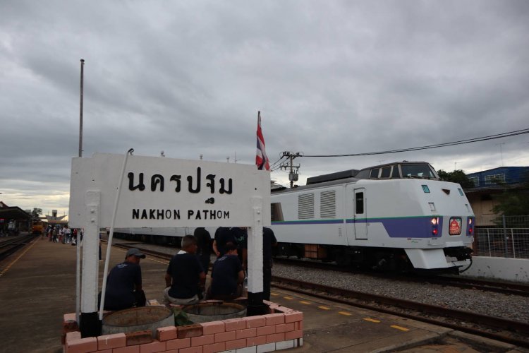 รถไฟญี่ปุ่น KIHA 183 ทริป “นั่งรถไฟอิ่มบุญ ปันรอยยิ้มให้น้อง” @ นครปฐม