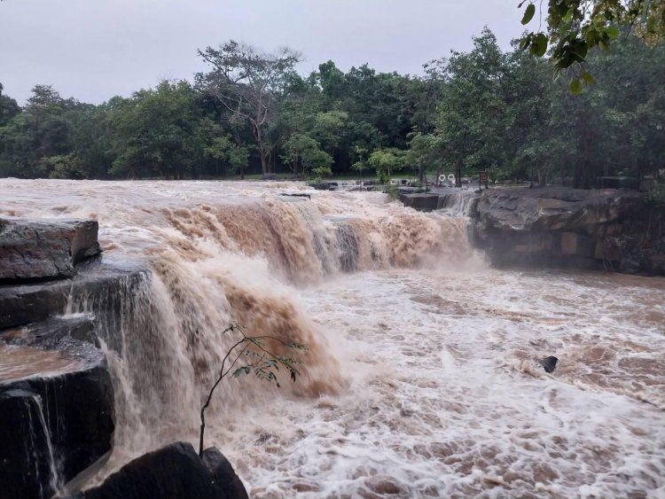 ฝนตกหนักบนเทือกเขาภูแลนคาชัยภูมิ 3 วันติด น้ำป่าไหลหลากผ่านน้ำตกตาดโตดแรงงดลงเล่นน้ำ