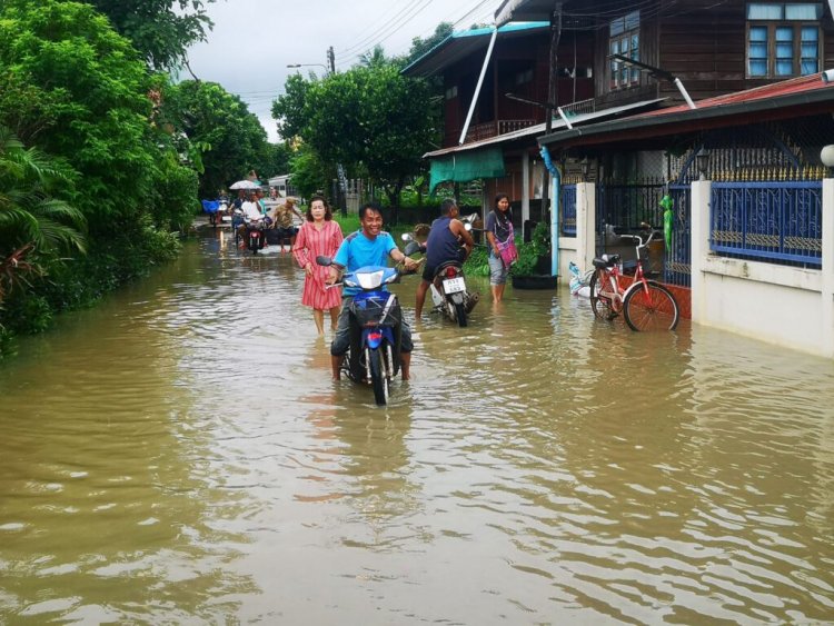 ฝนตกหนัก น้ำป่าภูพานทะลักท่วมหมู่บ้าน"ลำน้ำก่ำ-ลำน้ำบัง"เมืองนครพนม ระบายไม่ทันหลังน้ำโขงสูง