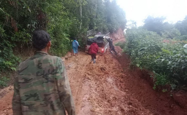 ชาวบ้านแม่มุใน เดือดร้อนหนัก ฝนถล่มดินสไลด์ปิดทางสัญจร ไฟฟ้าดับ ข้าวสารหมด