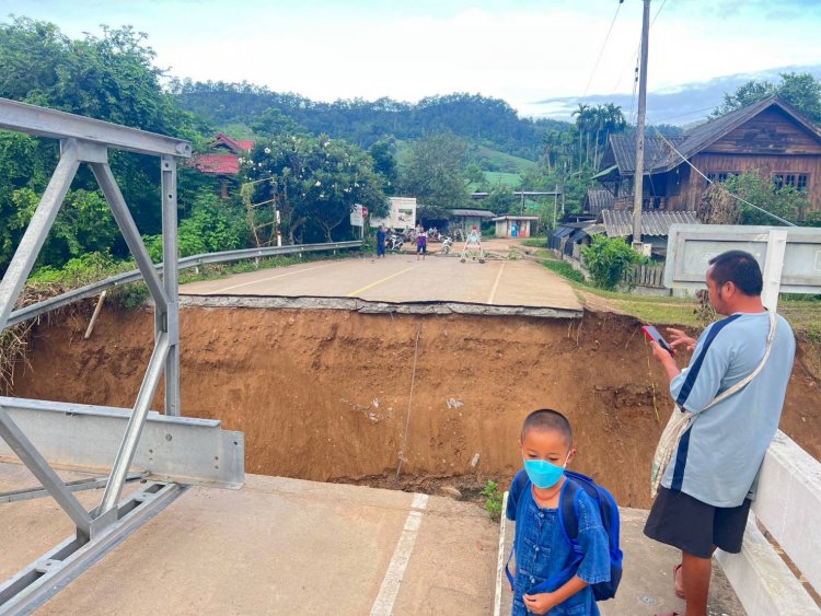 ฝนถล่มสบเมยซัดคอสะพานบ้านแม่ทะลุพังทรุดถูกตัดขาดจากโลกภายนอก