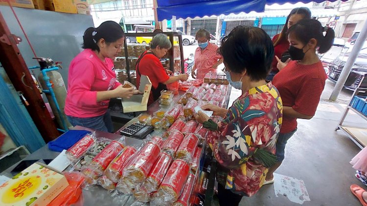 นทท.มาเลเซีย แห่ซื้อขนมไหว้พระจันทร์ ร้านเก่าแก่เมืองเบตงดันยอดขายพุ่ง