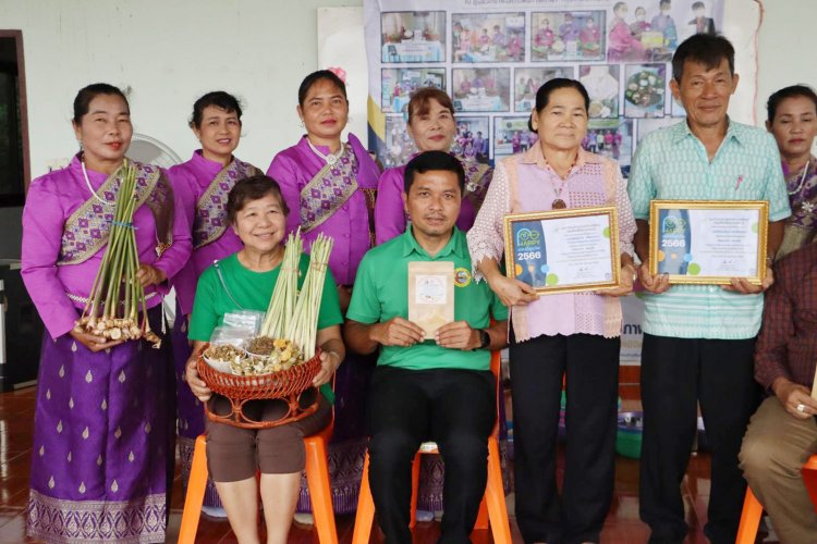 อบจ.พิจิตรชื่นชมผู้สูงอายุรพ.สต.บ้านบ่อปิ้งเกลือใช้ภูมิปัญญานำสมุนไพรชงแช่เท้าเพื่อสุขภาพ