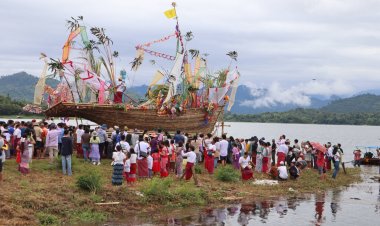อันซีน!ลอยเรือสะเดาะเคราะห์งานบุญเดือนสิบชาวไทยเชื้อสายมอญสังขละบุรี