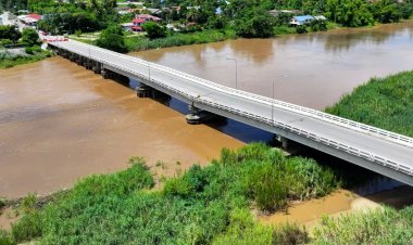 ระทึก!มวลน้ำซัดต่อม่อสะพานวังแขม กำแพงเพชร ใกล้ถล่มลงน้ำปิง
