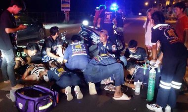 หนุ่มเมากลับปิกอัพกลางถนน 2 สาวขี่จยย.ชนสนั่นกลางลำสาหัส