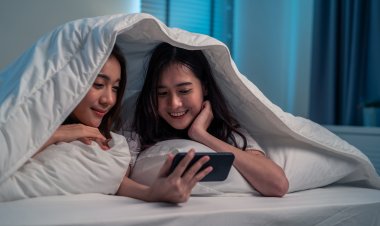 สาวกซีรีส์ระวัง!นั่งจ้องจอนาน อาจเป็นจุดเริ่มต้นของกระดูกคอเสื่อม