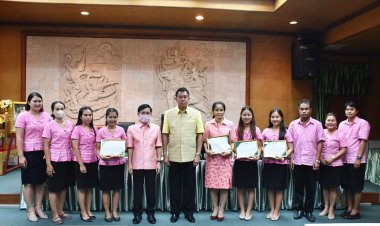 พ่อเมืองชลบุรี มอบโล่เชิดชูเกียรติ เสมา ป.ป.ส. 123 สถานศึกษาสีขาว ดึงเด็กห่างไกลยาเสพติด