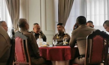 ผบ.ตร.ร่วมวงหม่ำข้าว "บิ๊กโจ๊ก"-บิ๊กนายตำรวจ คุยกันสุดชื่นมื่น