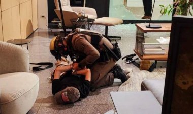 นาทีรวบโจ๋วัย 14 ปีคลั่งยิงสนั่นห้างดังกลางกรุงดับ 3 ศพ (ชมคลิป)