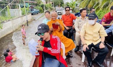 นายกอบจ.ชัยภูมิพร้อมคณะลงพื้นที่ซับน้ำตาเหยื่อน้ำท่วม 10 หมู่บ้านต.ส้มป่อย