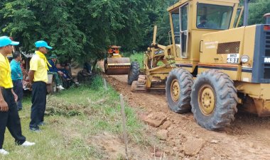 นพค. 24 มุกดาหารลุยซ่อมถนนคลายความเดือดร้อนประชาชน