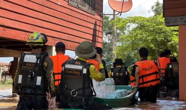 'มูลนิธิร่วมกตัญญู'ลุยน้ำมอบสิ่งของซับน้ำตาเหยื่ออุทกภัยศรีสำโรง